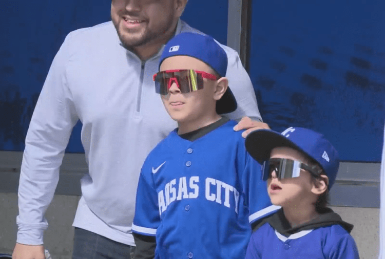 Os fãs do Royals participam de treino gratuito antes do dia de abertura
