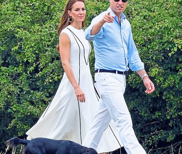 Os fãs reais especulam que William e Kate têm uma nova adição à sua família depois de avistar uma figura misteriosa no vídeo do Dia das Mães