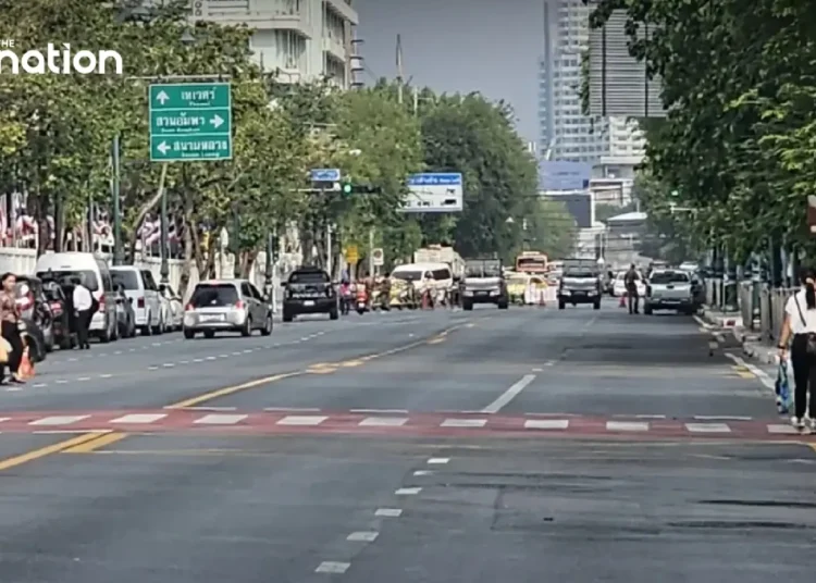 Os manifestantes se reúnem contra o complexo de entretenimento Bill em Bangkok