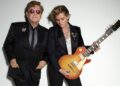 Ouça Elton John e o novo "hino para crianças gays" de Brandi Carlile, "Swing For the Cercas"