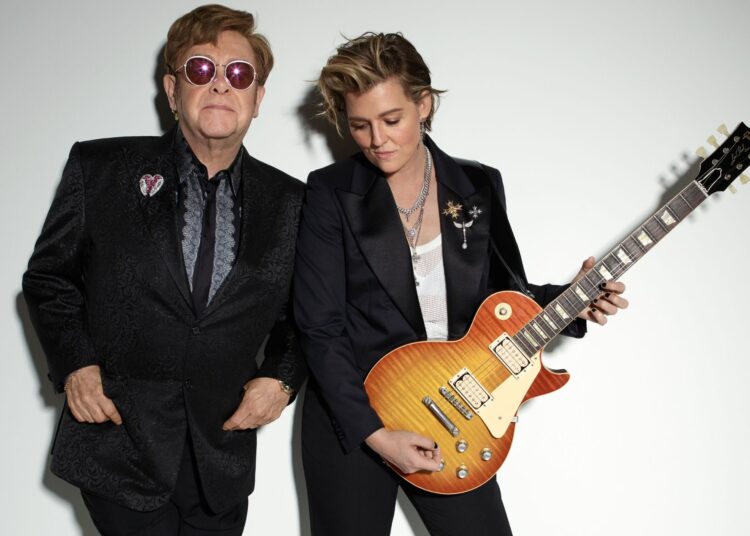 Ouça Elton John e o novo "hino para crianças gays" de Brandi Carlile, "Swing For the Cercas"