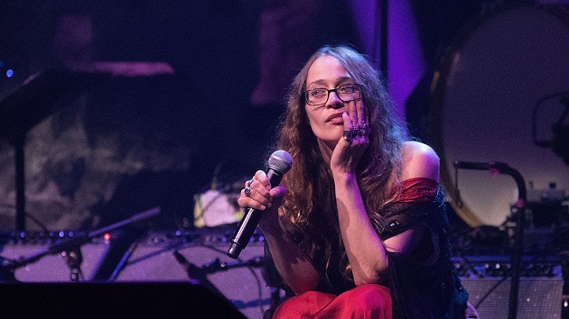 Ouça Fiona Apple Sing New Waterboys Song, 'Carta de uma namorada desconhecida' - 105.7 The Point