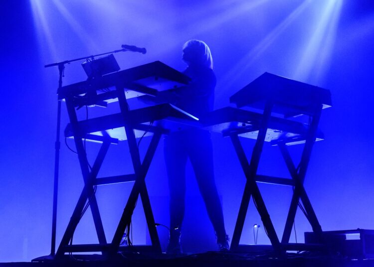 Ouça a Faithless 'Synth-encharty New Single' Peace & Noise '
