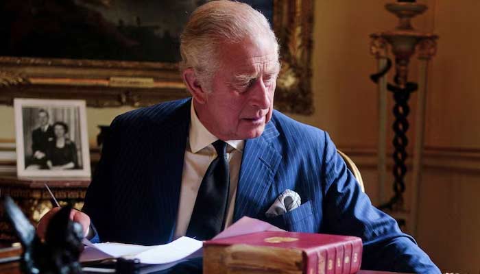 Palace compartilha detalhes como rei Charles realiza a reunião após a mensagem de Meghan