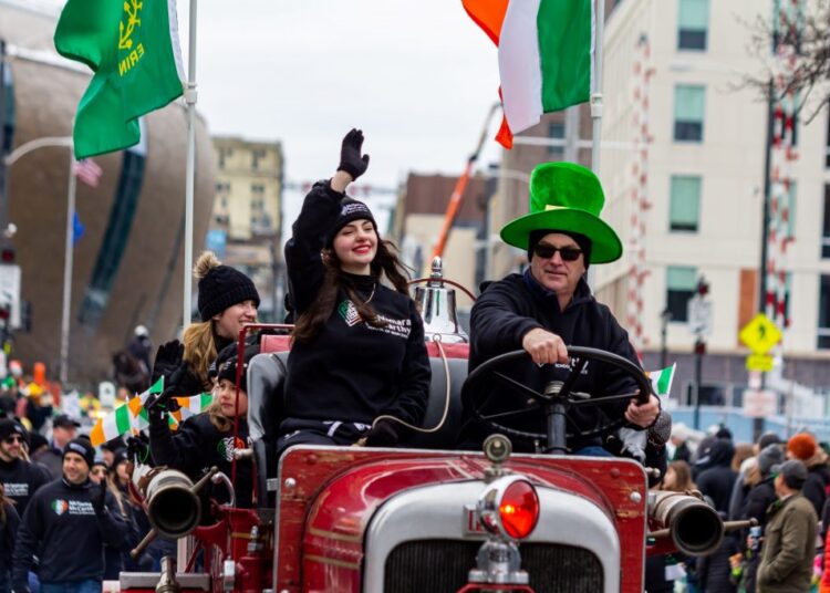 Parade do Dia de São Patrício marchá pelo centro da cidade »Urban Milwaukee