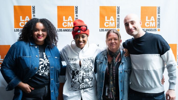 Da esquerda para a direita: Adjenai Worrell, gerente de gravador de grupo de 370 músicas, o artista de rap/hip hop da Roc Nation, Rapsody, Erin Workman, 370 Membro do Conselho do Conselho do Conselho da Faculdade de Música e vice-presidente executivo da LACM e Michael Chrysanthou, membro do 370 Grupo de Música Advisory Advisory Board e gerente de serviços de carreira.