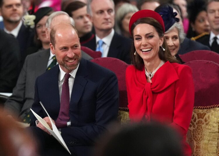 Pérolas e diamantes brilhantes da herança para a realeza britânica no Commonwealth Day Service
