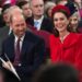 Pérolas e diamantes brilhantes da herança para a realeza britânica no Commonwealth Day Service