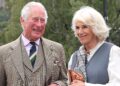 Postagens do palácio, fotografando foto do rei Charles e rainha Camilla