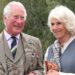 Postagens do palácio, fotografando foto do rei Charles e rainha Camilla