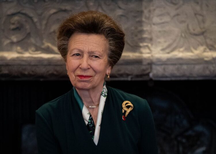 Princesa Anne usa jóias que estreou pela primeira vez em 1969 durante a última aparição real