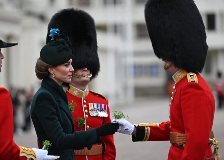 Princesa de Gales explode na gargalhada depois de apresentar raminho de guardas irlandeses Shamrock