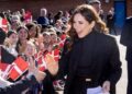 Queen Mary retorna aos deveres reais com sorriso após breve doenças