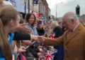 Rainha Camilla se torna um radiador real no dia frio em Banbridge