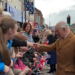 Rainha Camilla se torna um radiador real no dia frio em Banbridge