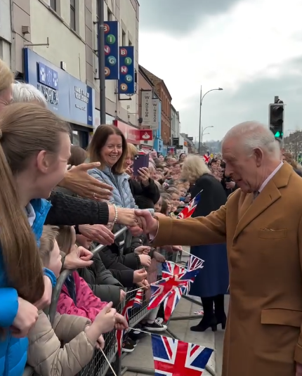 Rainha Camilla se torna um radiador real no dia frio em Banbridge