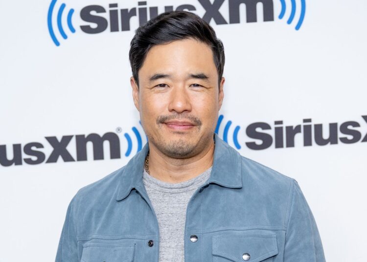 Randall Park sofreu 'ataques de pânico' consecutivos antes de desistir da mídia social (exclusiva)