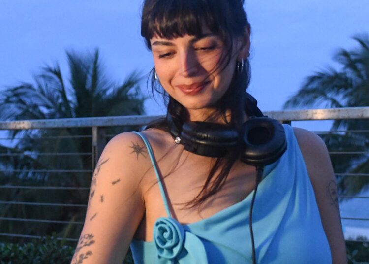 Rebecca Black em seu novo EP e entrando em DJing