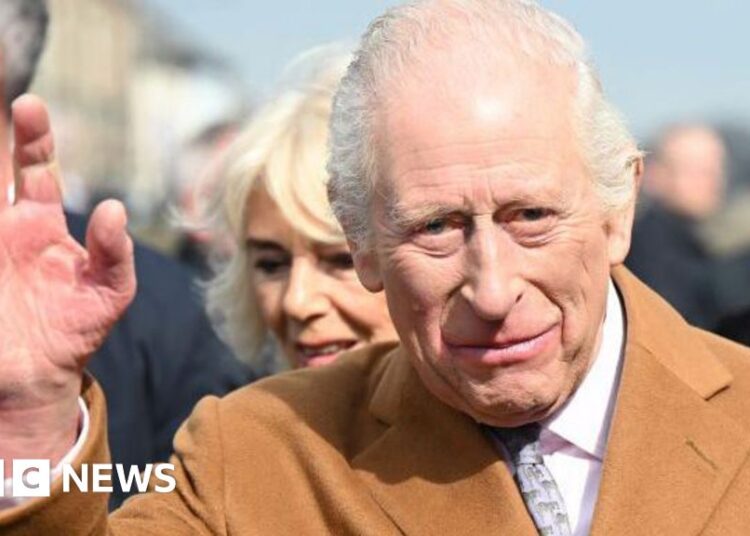 Rei Charles e Queen Camilla visitam Banbridge