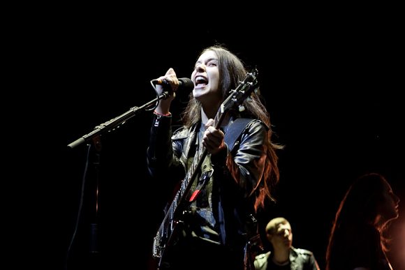 Retorno Haim com novo single e vídeo “Relacionamentos”