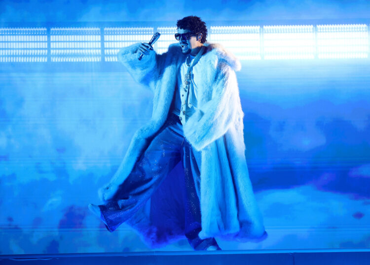 Revista Glitter | Bad Bunny excita a multidão com uma nova apresentação no iHeartRadio Music Awards deste ano