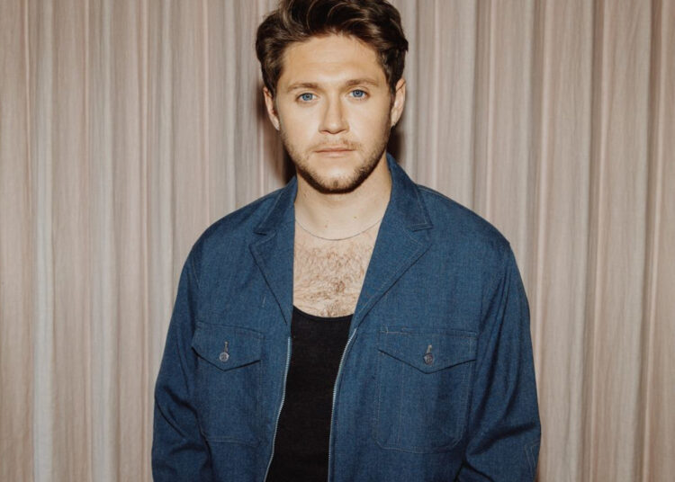Revista Glitter | Niall Horan comemora cinco anos de 'clima de desgosto' com nova música