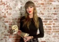 Revista Glitter | Taylor Swift New 'Tour of the Century' iHeartRadio Music Awards Look envia fãs para um frenesi - o que ela está sugerindo?