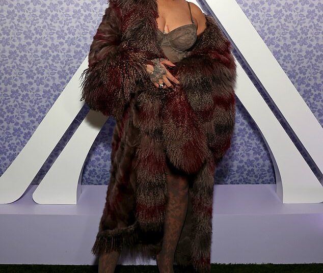 Rihanna Producer levanta a tampa sobre como é trabalhar com a cantora depois que ela finalmente confirma nova música