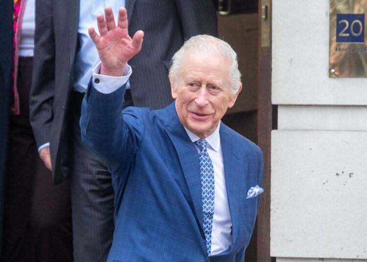 Royal Family Posts Vídeo do rei Charles realizando RCP