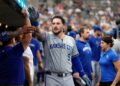 O Vinnie Pasquantino (9), do Kansas City Royals, é recebido no abrigo após um home run solo ...