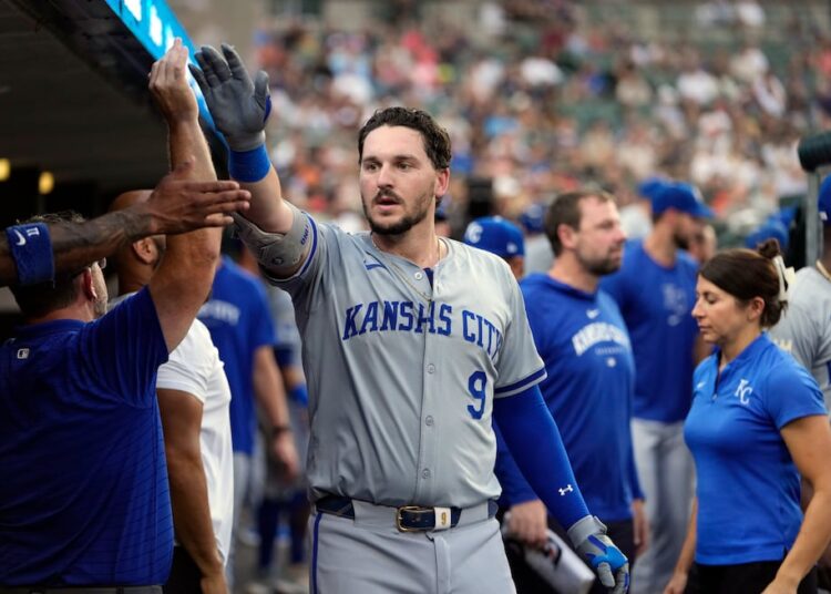 O Vinnie Pasquantino (9), do Kansas City Royals, é recebido no abrigo após um home run solo ...