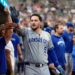 O Vinnie Pasquantino (9), do Kansas City Royals, é recebido no abrigo após um home run solo ...