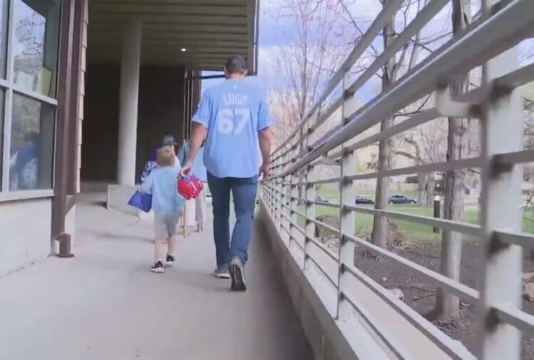 Royals Seth Lugo passa tempo com crianças na casa de Ronald McDonald em KC