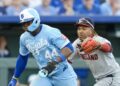 Royals soprou a vantagem de três corridas para os Guardiões na derrota por 7-4 do dia de abertura