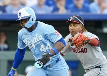 Royals soprou a vantagem de três corridas para os Guardiões na derrota por 7-4 do dia de abertura