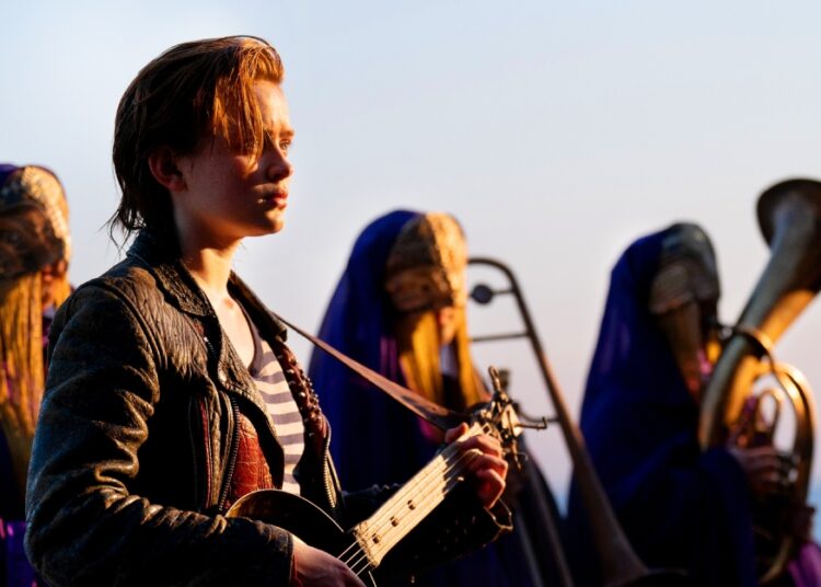 Sadie Sink executa nova música 'yer tha one' no videoclipe de O'Dessa