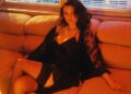 Selena Gomez chia em lingerie preta para promover uma nova canção de amor com o noivo Benny Blanco
