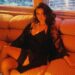 Selena Gomez chia em lingerie preta para promover uma nova canção de amor com o noivo Benny Blanco