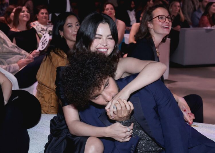 Selena Gomez e Benny Blanco anunciam novo single, 'Sunset Blvd'