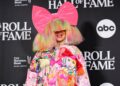Sia recebeu o terceiro filho em particular, chamado Somersault, com marido afastado no ano passado