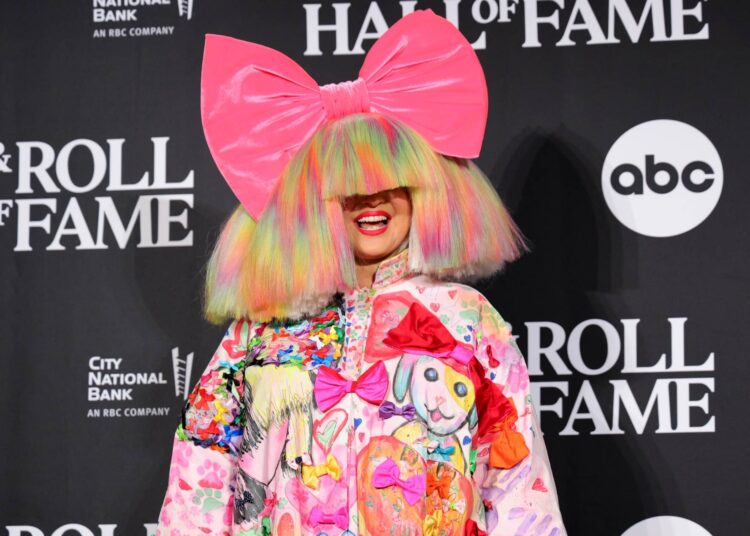 Sia recebeu o terceiro filho em particular, chamado Somersault, com marido afastado no ano passado