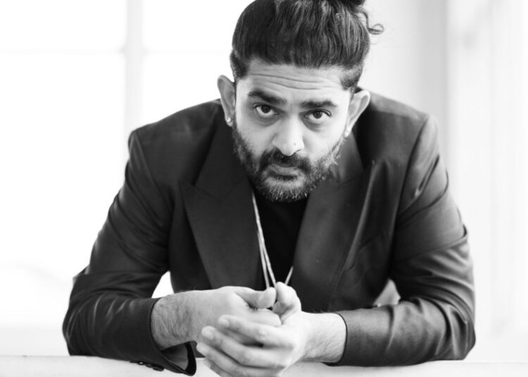 Sid Sriram define 'sivanar' sob nova música da Warner Music India