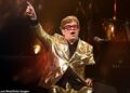 Sir Elton John afirma que 'X Factor é a pior coisa que pode acontecer com você na indústria da música', pois ele incentiva novos artistas a 'ir e tocar em um pub' para obter um 'backbone'