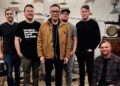 Spark of Life se une a Fred Armisen na capa de "Never Say Never": Premiere exclusivo daquele cão