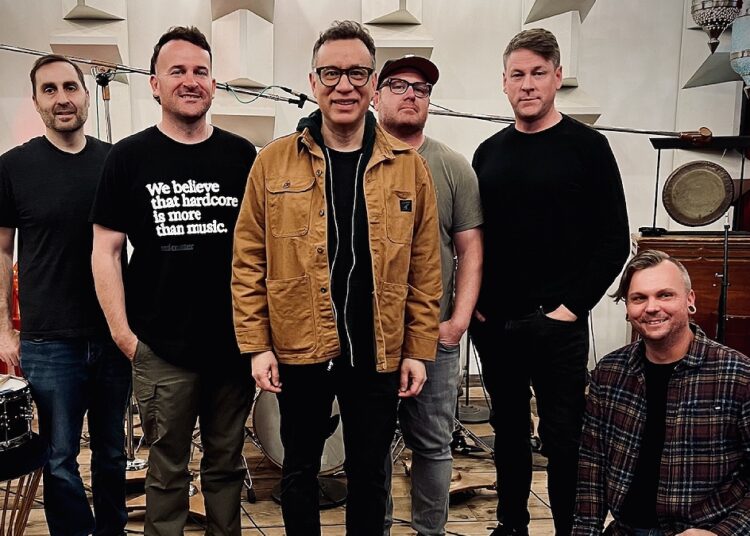 Spark of Life se une a Fred Armisen na capa de "Never Say Never": Premiere exclusivo daquele cão