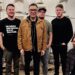 Spark of Life se une a Fred Armisen na capa de "Never Say Never": Premiere exclusivo daquele cão
