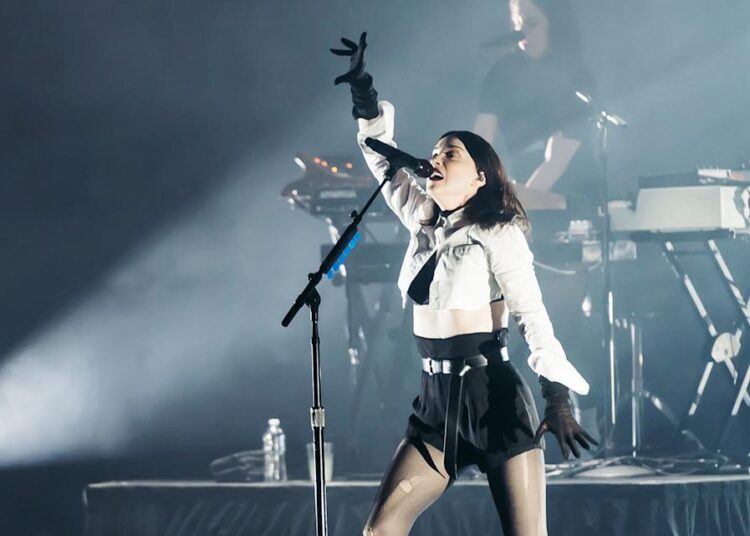 St. Vincent adiciona datas da turnê nos EUA, compartilha a nova música "Doa": ouça
