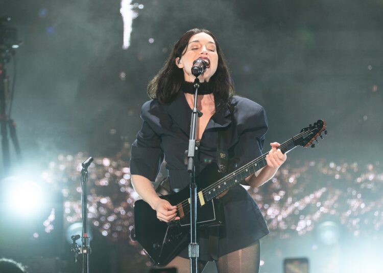 St. Vincent anuncia novas datas de turnê 'All Born Screaming' UK e European Tour