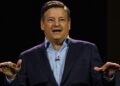 Ted Sarandos diz que a Netflix está no negócio de 'Business Business Business' versus 'Killing Time' do YouTube