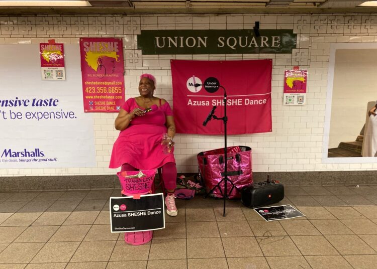 Tennessee Belle que virou nova Yorker delicia os passageiros com músicas no metrô de Nova York
